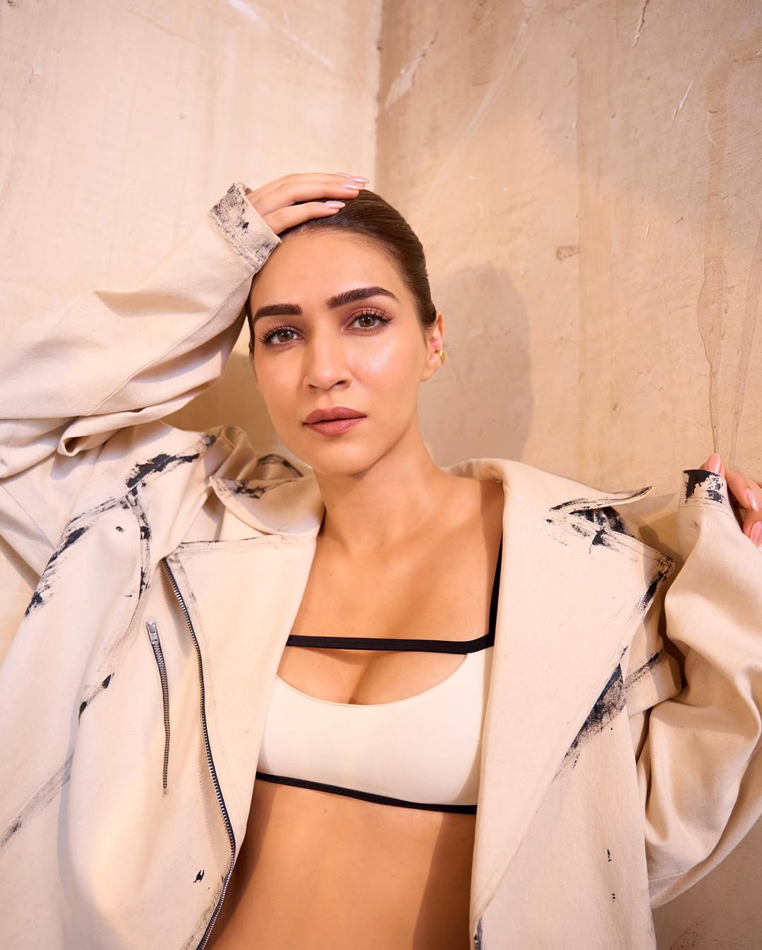 Apparently, Kriti Sanons Average Looks Are Still Better Than Our Best Apparently, Kriti Sanons Average Looks Are Still Better Than Our Best