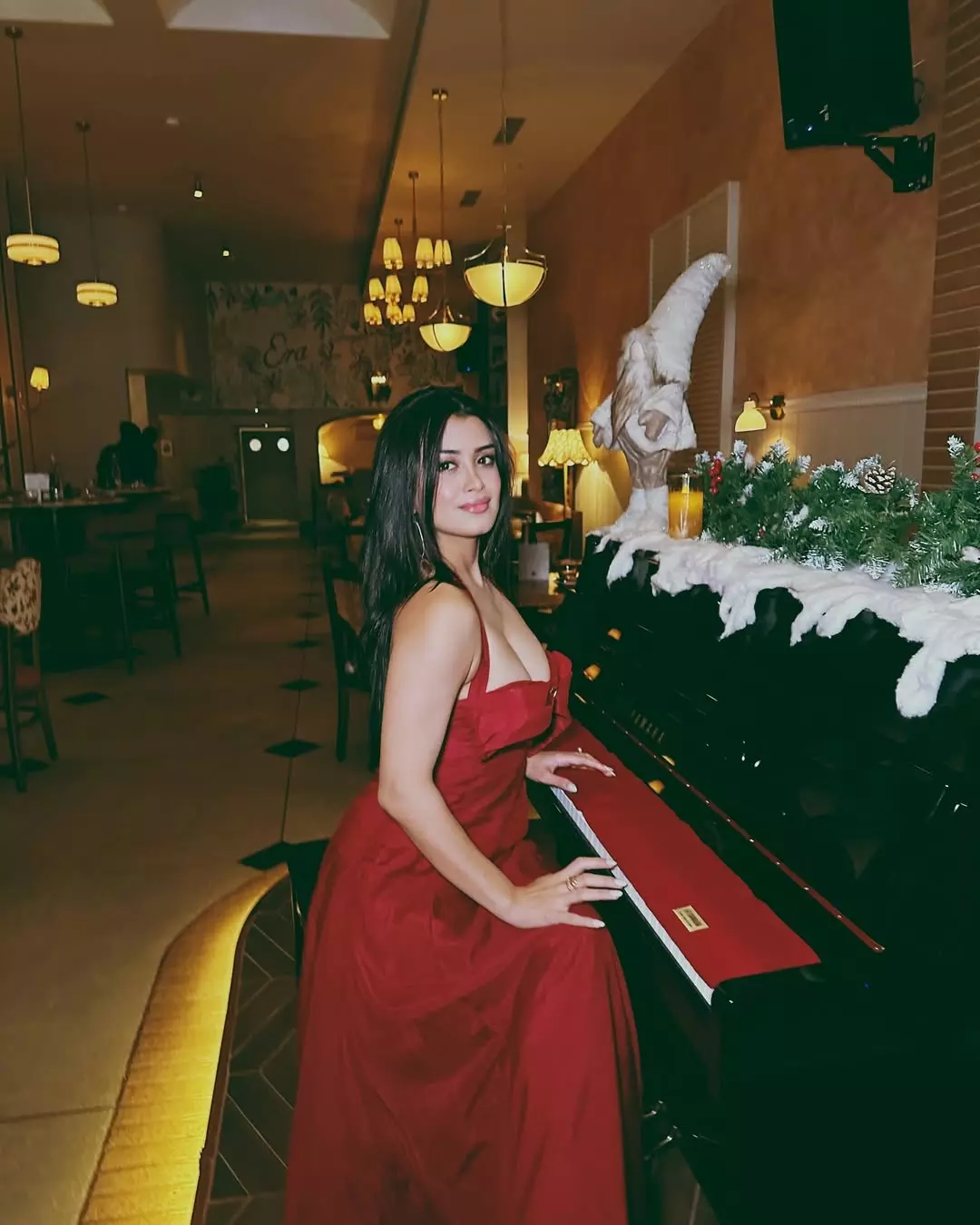 When Sakshi Sharma dresses up, even mannequins feel underwhelmed.