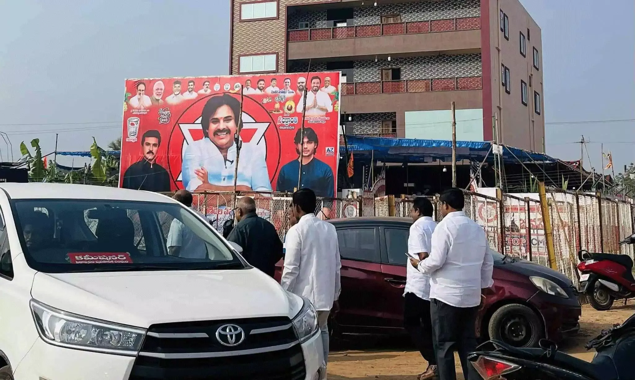 ఆ క‌టౌట్‌లో చ‌ర‌ణ్‌- అకీరా వ్వాటే లుక్
