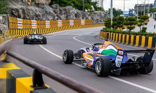 ఫార్ములా ఈ కారు రేస్ బాగా బిగుసుకుంటుందా?