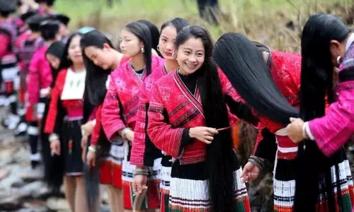 ఇక్కడ మహిళలు జుట్టు కత్తిరిస్తే  అబ్బాయిలకు గుడ్  న్యూస్  చెప్పినట్లే..!