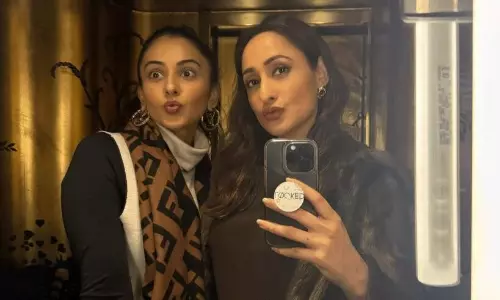 పిక్‌ టాక్ : సింగిల్ ఫ్రేమ్‌లో ఇద్దరు ముద్దుగుమ్మలు