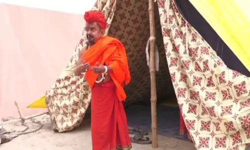 కుంభమేళ సిత్రాలు: 32 ఏళ్లుగా స్నానం చేయలేదు.. తలపై బార్లీ సాగు