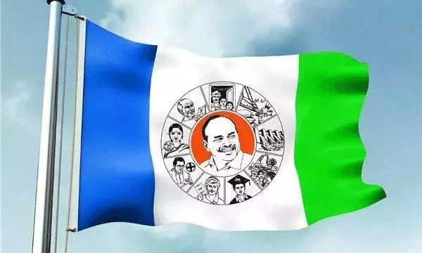 వైసీపీ సీనియర్లను కట్టడి చేస్తోంది ఎవరు ?