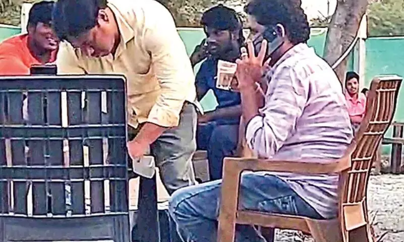 టీ కొట్టులో దుకాణం పెట్టేసిన కదిరి సబ్ రిజిస్ట్రార్