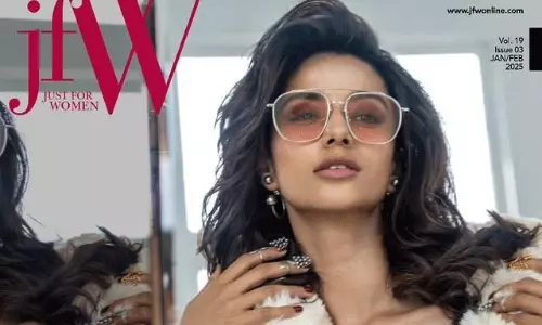 పిక్‌టాక్ : అందాల మీను కవర్‌ స్టిల్‌ చూశారా!