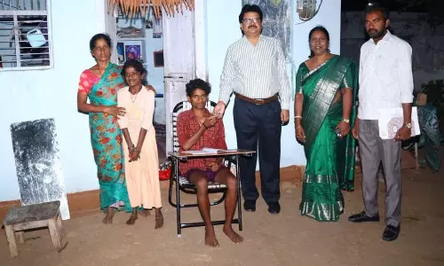 ఉదయాన్నే 5 గంటలకు విద్యార్థి తలుపు కొట్టిన జిల్లా కలెక్టర్