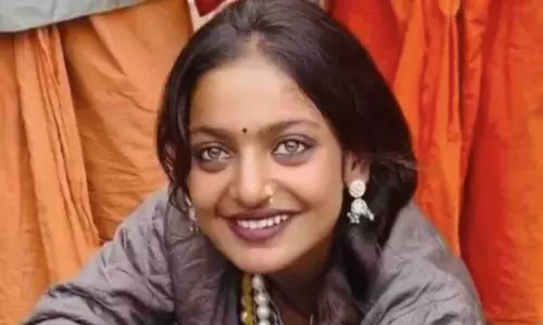 పూస‌లు అమ్మే మోనాలిసాకు షాకిచ్చే పారితోషికం