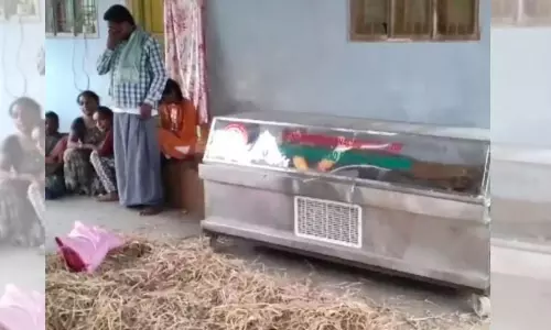 ఆస్తి కోసం 4 రోజులుగా కొడుకు ఇంటి ముందే శవం