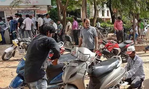 మీ వెహికిల్ 20 ఏళ్లు దాటితే.. ఛార్జీల వాతలకు కేంద్రం కసరత్తు