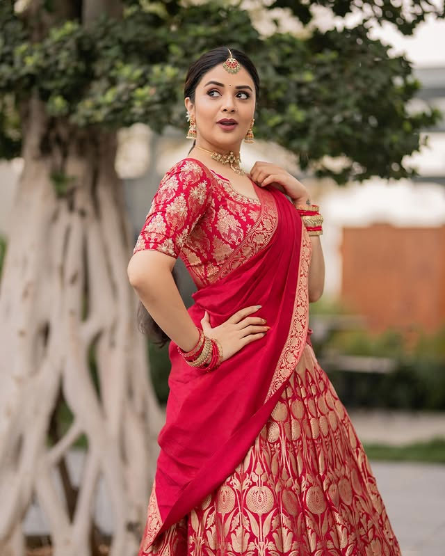 Sreemukhi Radiates Elegance In Traditional Look | Sreemukhi Radiates  Elegance In Traditional Look