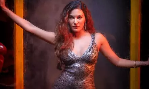 పిక్‌టాక్‌ : కవ్వించే చూపులతో ముద్దుగుమ్మ