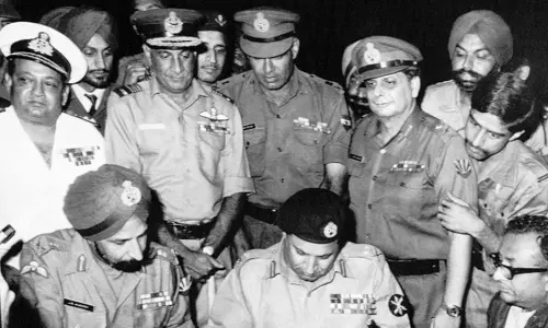 చరిత్రను చెరిపేసి.. బంగ్లాదేశ్ టెక్ట్స్ బుక్స్ లో ఇందిర ఫోటో తొలగింపు