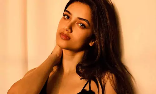 బుర‌ద‌లో జారి ప‌డిన హీరోయిన్!