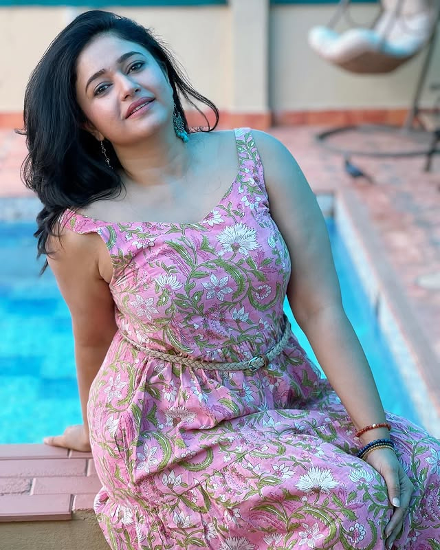 timeless-beauty-and-talent-poonam-bajwa-s-captivating-photos