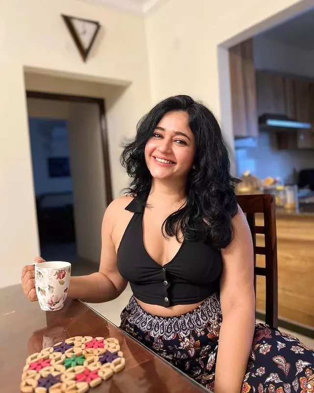 Timeless Beauty and Talent: Poonam Bajwas Captivating Photos