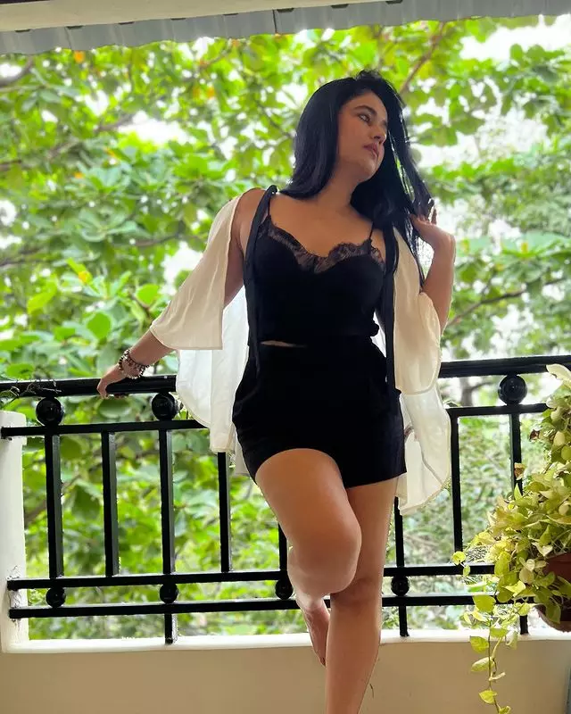 Timeless Beauty and Talent: Poonam Bajwas Captivating Photos