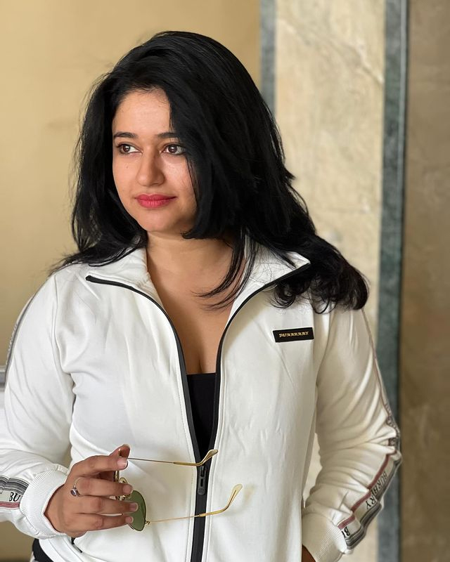 Timeless Beauty and Talent: Poonam Bajwas Captivating Photos