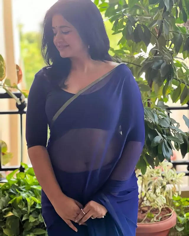 Timeless Beauty and Talent: Poonam Bajwas Captivating Photos