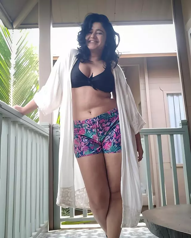 Timeless Beauty and Talent: Poonam Bajwas Captivating Photos