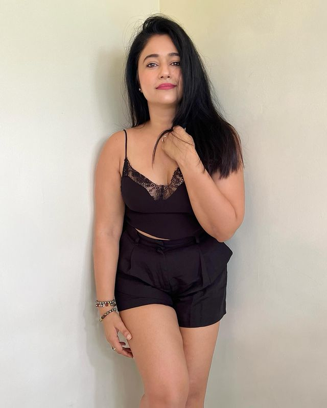 Timeless Beauty and Talent: Poonam Bajwas Captivating Photos