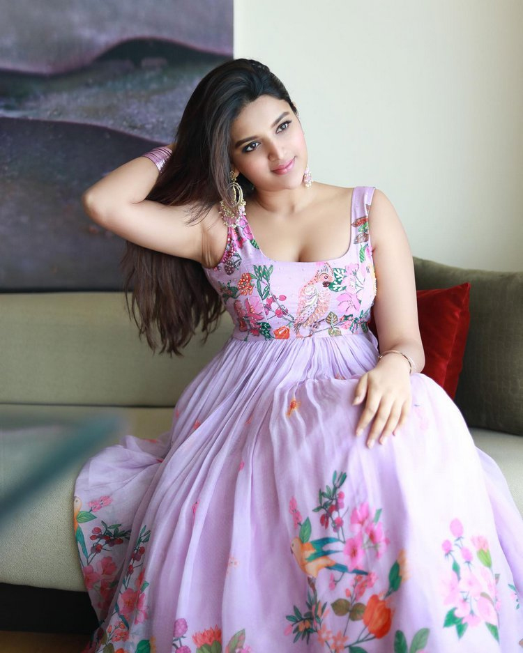 Nidhhi Agerwals Stunning White Look Nidhhi Agerwals Stunning White Look