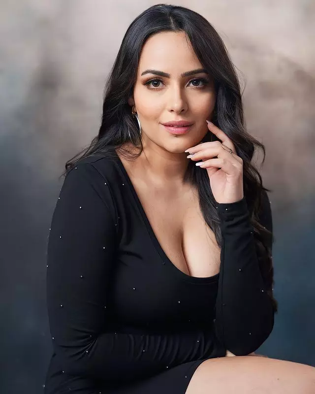 Aanchal Munjal Welcomes March in Style Aanchal Munjal Welcomes March in Style