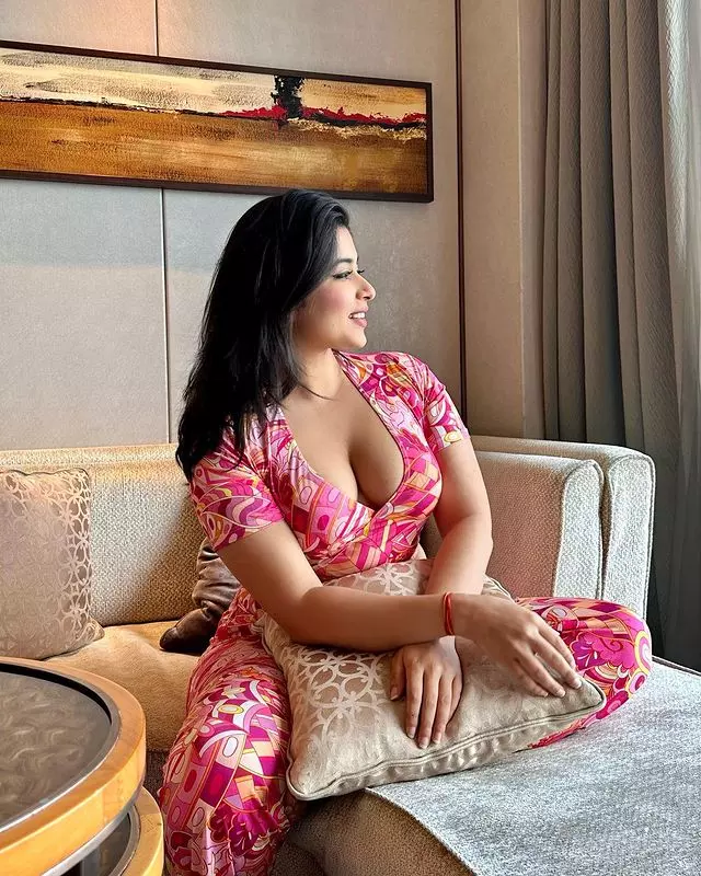 Nikita Sharma: Simplicity Meets Elegance Nikita Sharma: Simplicity Meets Elegance