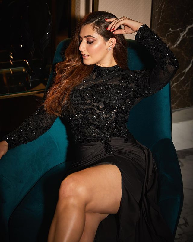 Shivaleeka Oberois Playful Take On Monday Blues Shivaleeka Oberois Playful Take On Monday Blues