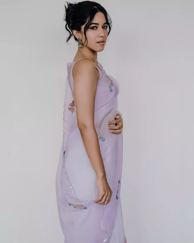 Mirnalini Ravi Captures the Beauty of Cherry Blossoms Mirnalini Ravi Captures the Beauty of Cherry Blossoms