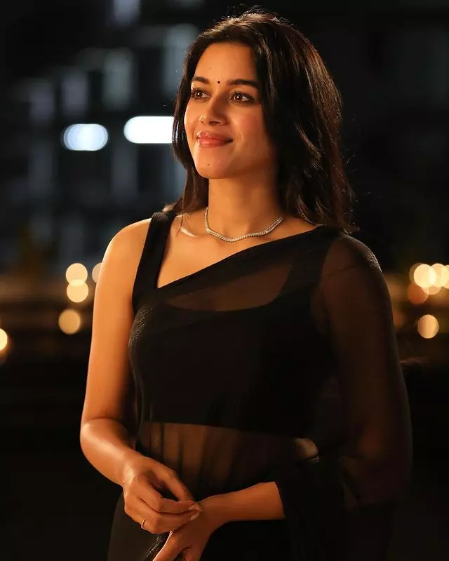 Mirnalini Ravi Captures the Beauty of Cherry Blossoms Mirnalini Ravi Captures the Beauty of Cherry Blossoms