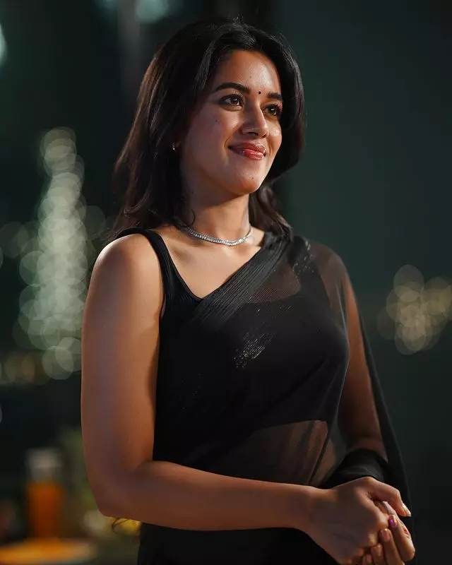 Mirnalini Ravi Captures the Beauty of Cherry Blossoms Mirnalini Ravi Captures the Beauty of Cherry Blossoms