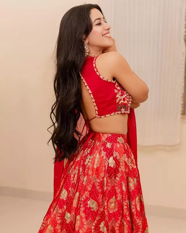 Mirnalini Ravi Captures the Beauty of Cherry Blossoms