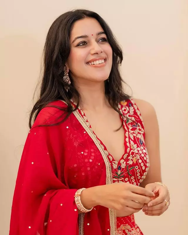 Mirnalini Ravi Captures the Beauty of Cherry Blossoms Mirnalini Ravi Captures the Beauty of Cherry Blossoms