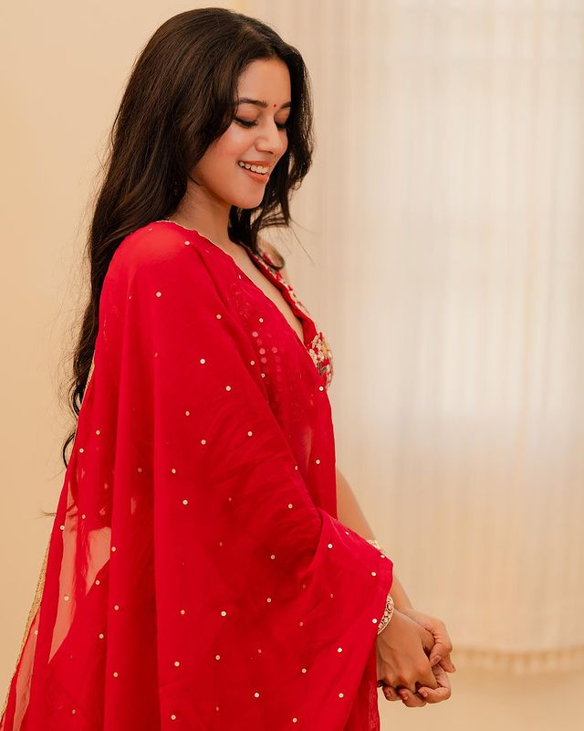 Mirnalini Ravi Captures the Beauty of Cherry Blossoms