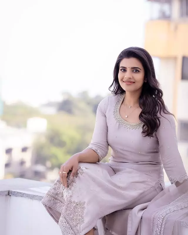 Aishwarya Rajesh Stuns in a Vibrant Orange Saree