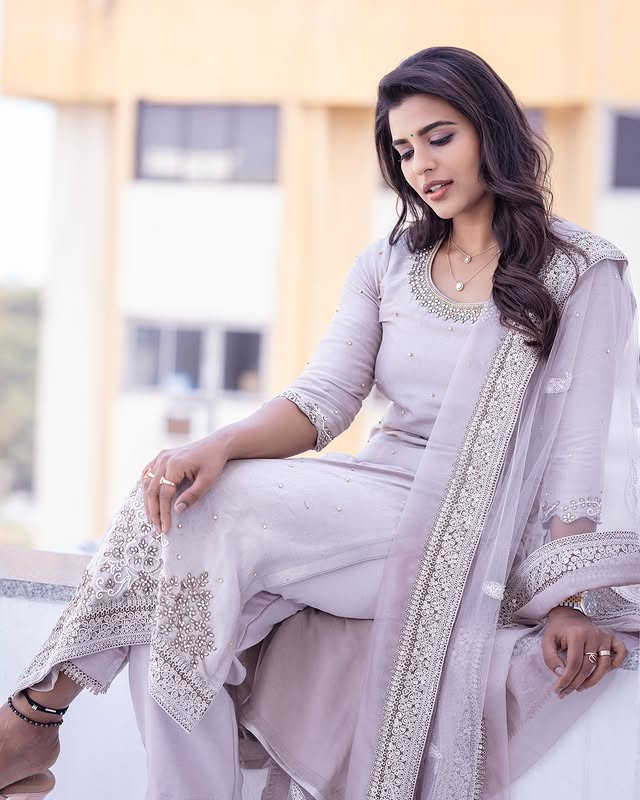 Aishwarya Rajesh Stuns in a Vibrant Orange Saree