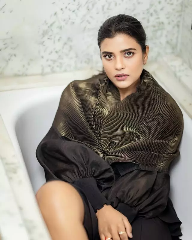 Aishwarya Rajesh Stuns in a Vibrant Orange Saree
