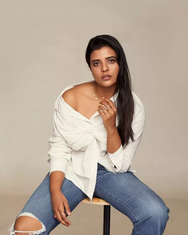 Aishwarya Rajesh Stuns in a Vibrant Orange Saree Aishwarya Rajesh Stuns in a Vibrant Orange Saree