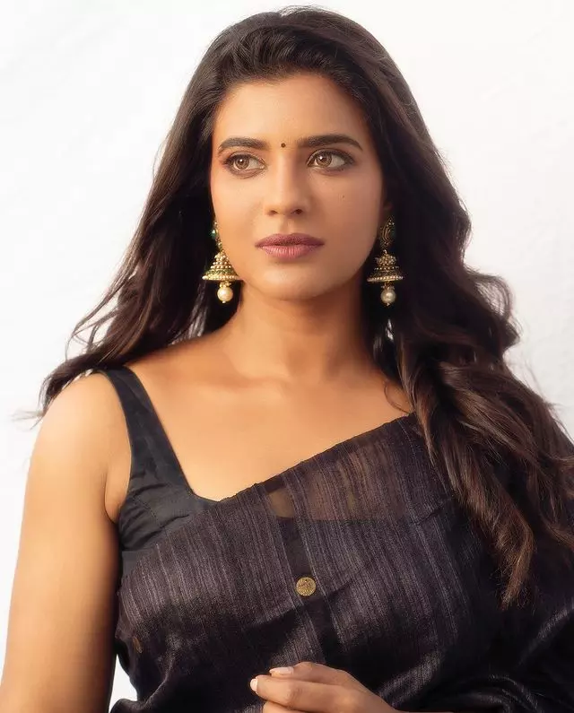 Aishwarya Rajesh Stuns in a Vibrant Orange Saree Aishwarya Rajesh Stuns in a Vibrant Orange Saree