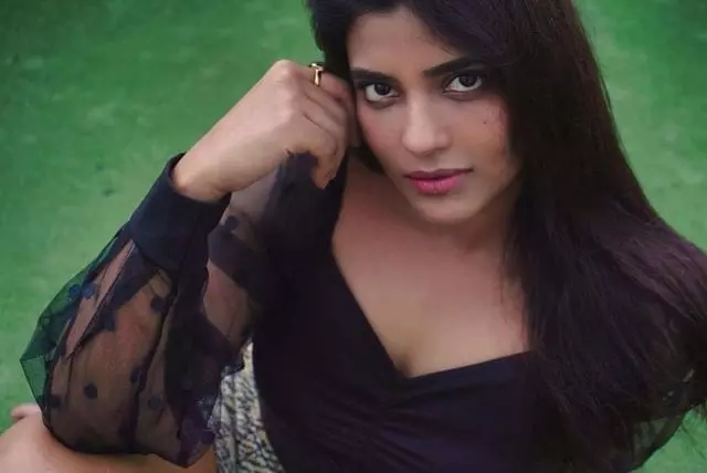 Aishwarya Rajesh Stuns in a Vibrant Orange Saree Aishwarya Rajesh Stuns in a Vibrant Orange Saree