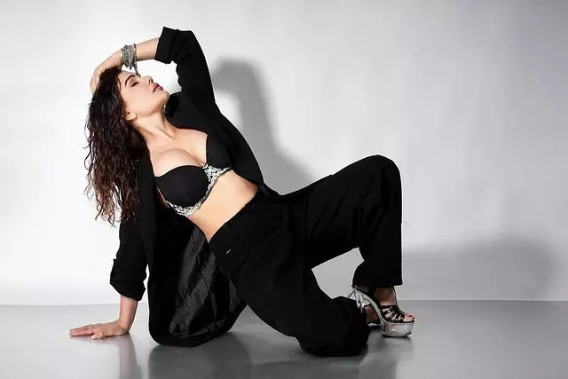 Kangana Sharma Exudes Elegance in Black Kangana Sharma Exudes Elegance in Black