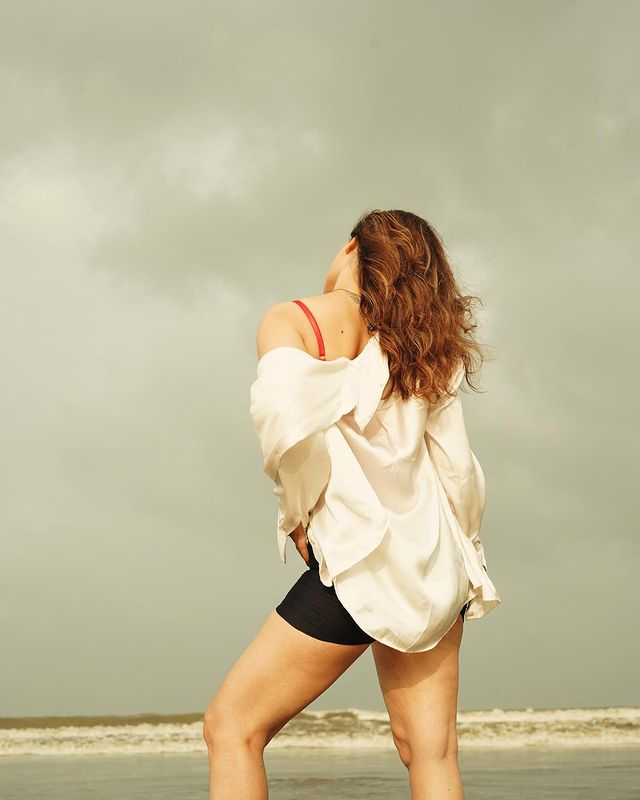 Kangana Sharma Exudes Elegance in Black Kangana Sharma Exudes Elegance in Black