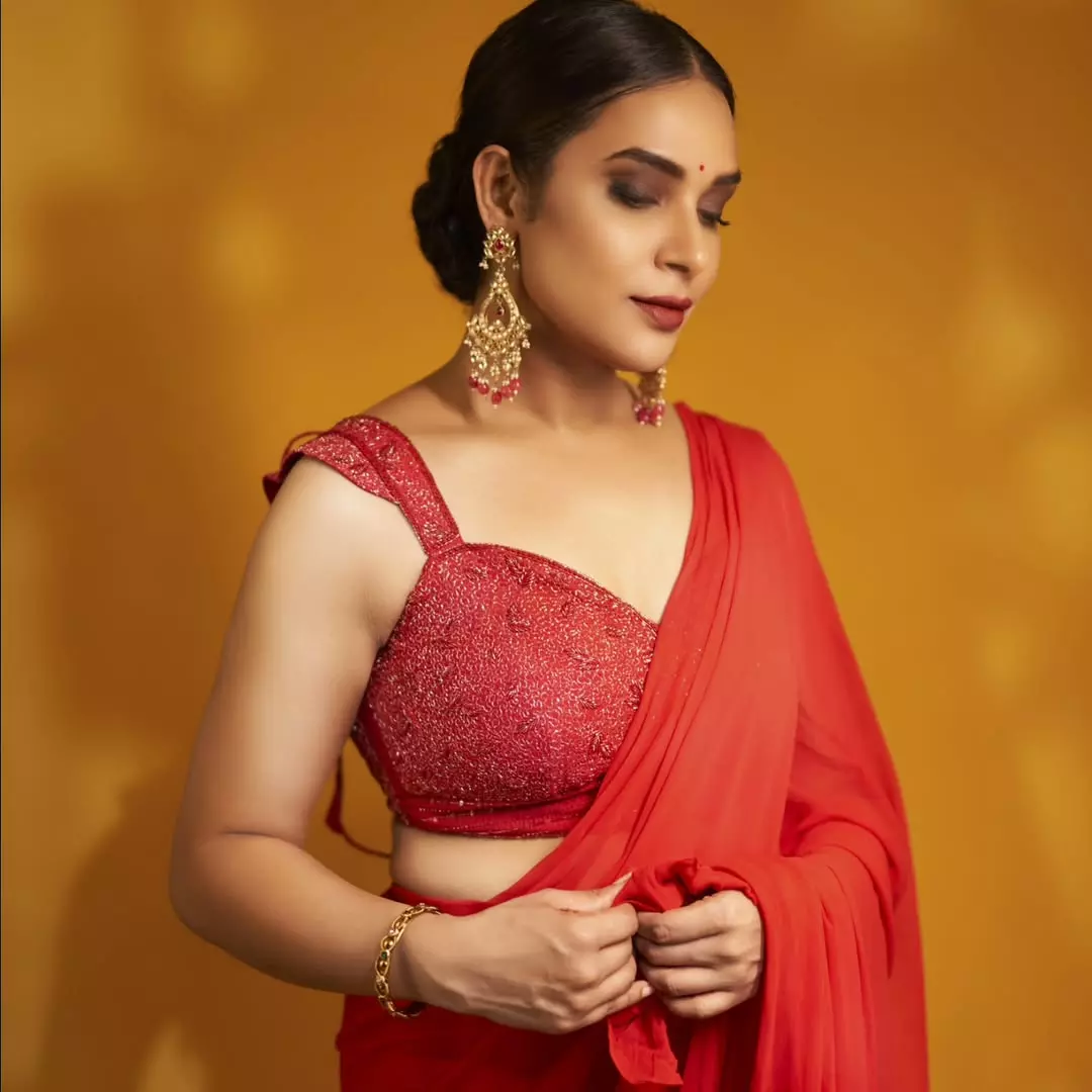 Hari Teja Aces the Fashion Game in Saree