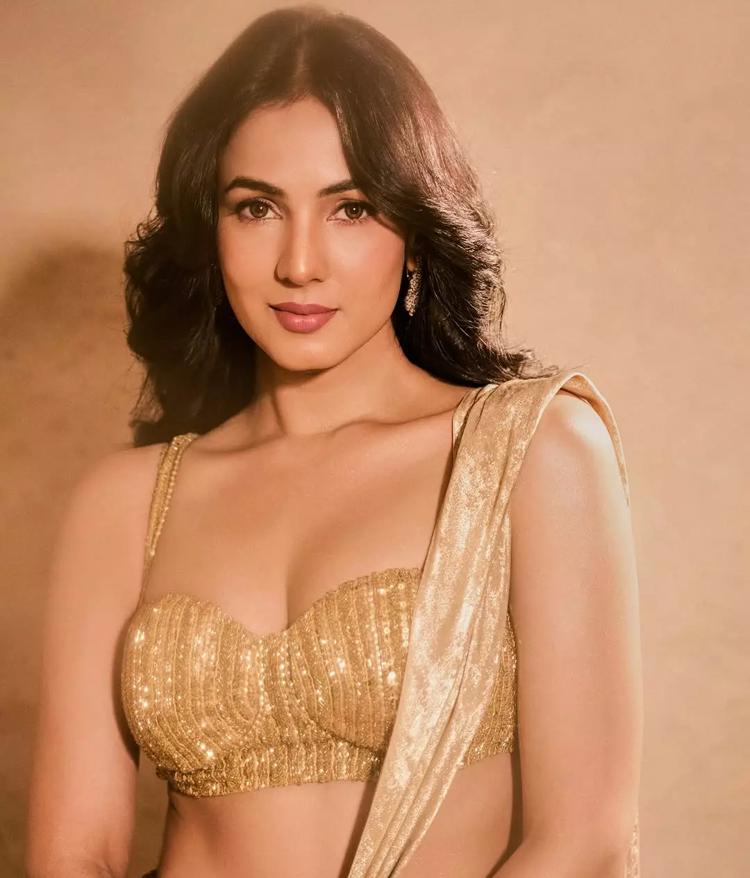 Sonal Chauhan Enjoys the Tropical Bliss of Furaveri Maldives