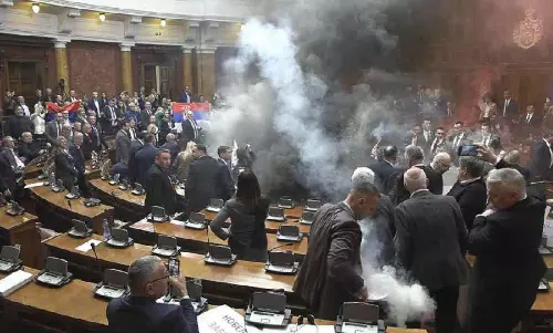 ఆ దేశ పార్లమెంట్ లో పొగ బాంబులు విసిరిన ప్రతిపక్షం