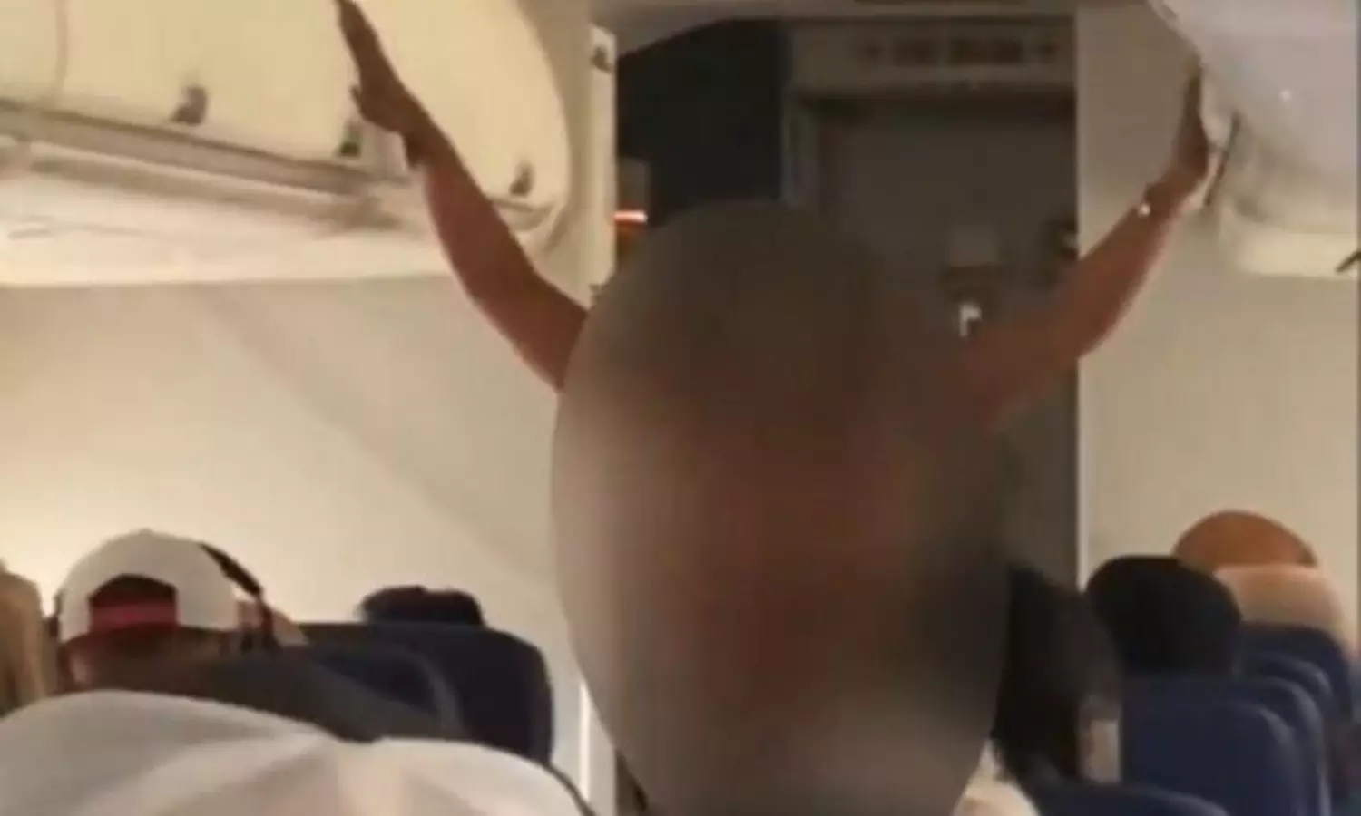 విమానంలో బట్టలిప్పి బయటకు పంపండని గోల చేసిన మహిళ విమానంలో బట్టలిప్పి బయటకు పంపండని గోల చేసిన మహిళ