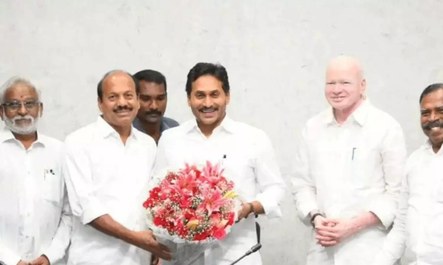 ఎంపీలకు సుద్దులు చెప్పిన జగన్ తాను మాత్రం ?