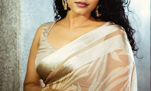 Pavani Karanam looks elegant in a saree at her first award show