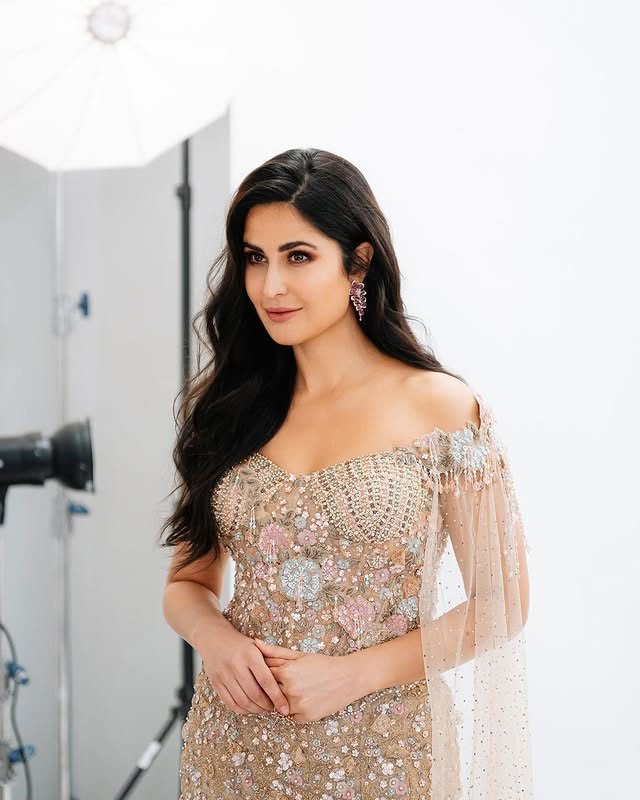 Katrina Kaif celebrates 25 years of IIFA in a glamorous look Katrina Kaif celebrates 25 years of IIFA in a glamorous look